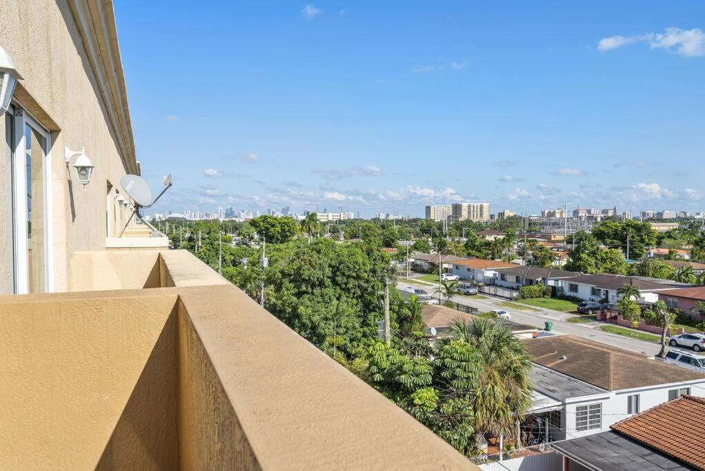 Apartamento Near Airport 2 Story 2 Bedroom W/ Balcony