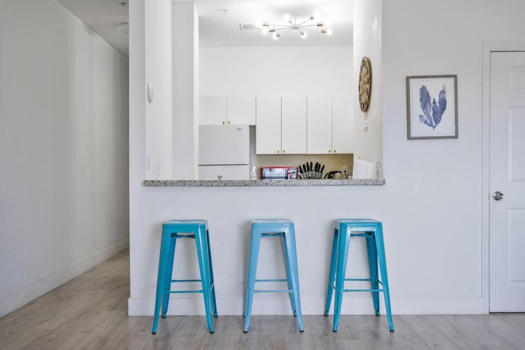 Near Airport 2 Story 2 Bedroom W/ Balcony Apartamento *