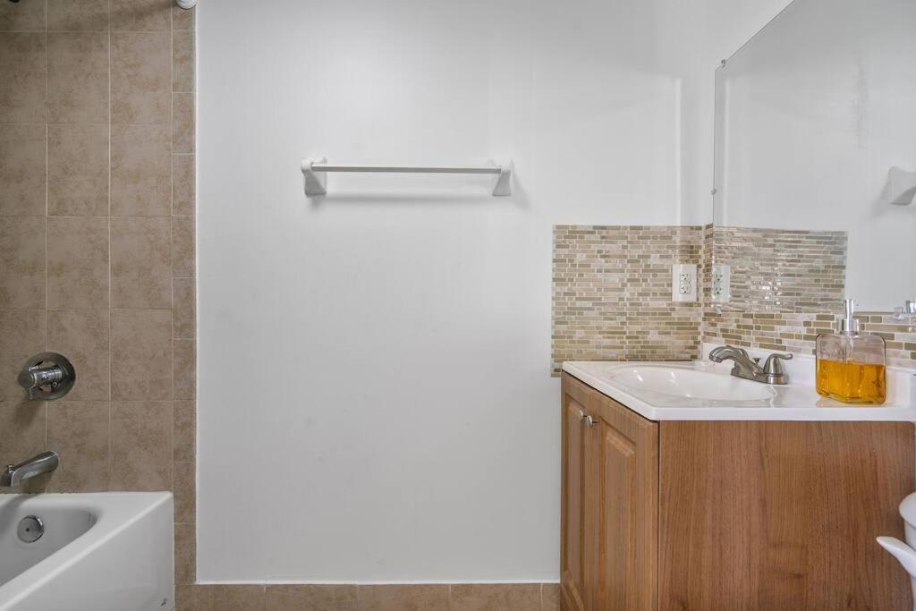 Near Airport 2 Story 2 Bedroom W/ Balcony Apartamento *